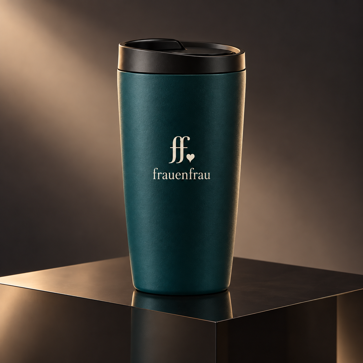 Produktentwurf: moderner Thermobecher in Petrol mit frauenfrau Schriftzug und ff-Herz-Logo