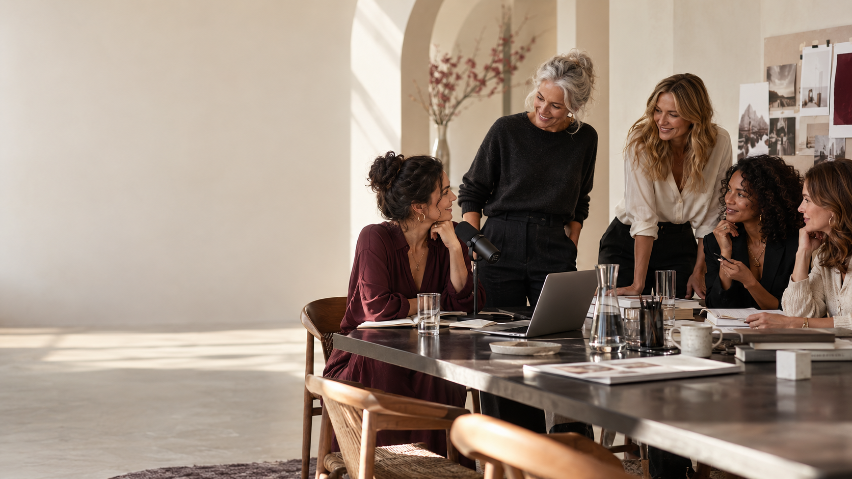 Symbolmotiv: Frauen entwickeln gemeinsam Ideen und neue Gesprächsformate in einem kreativen Studio